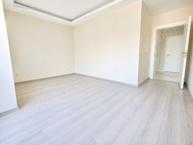 FIRSAT 3+1!!! KOZYATAĞINDA CADDE ÜZERİNDE 85 m² NET DAİRE
