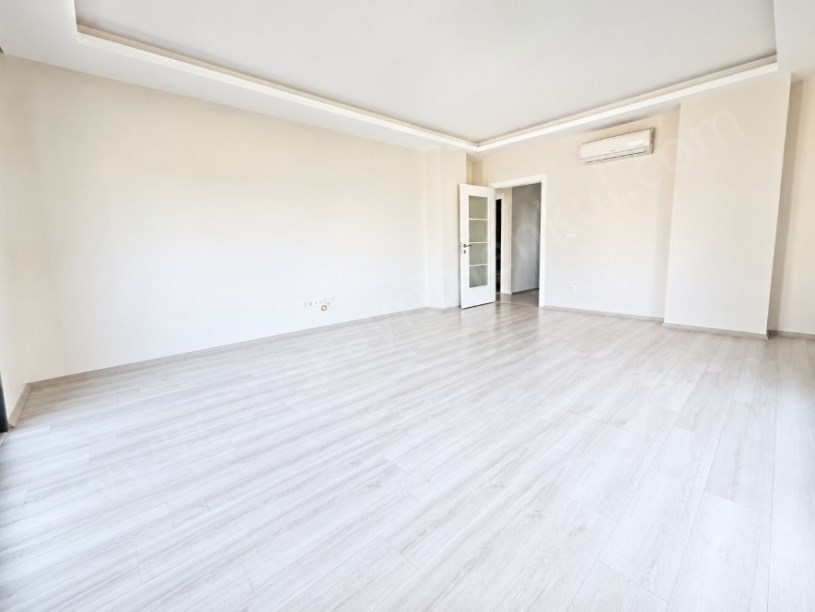 FIRSAT 3+1!!! KOZYATAĞINDA CADDE ÜZERİNDE 85 m² NET DAİRE