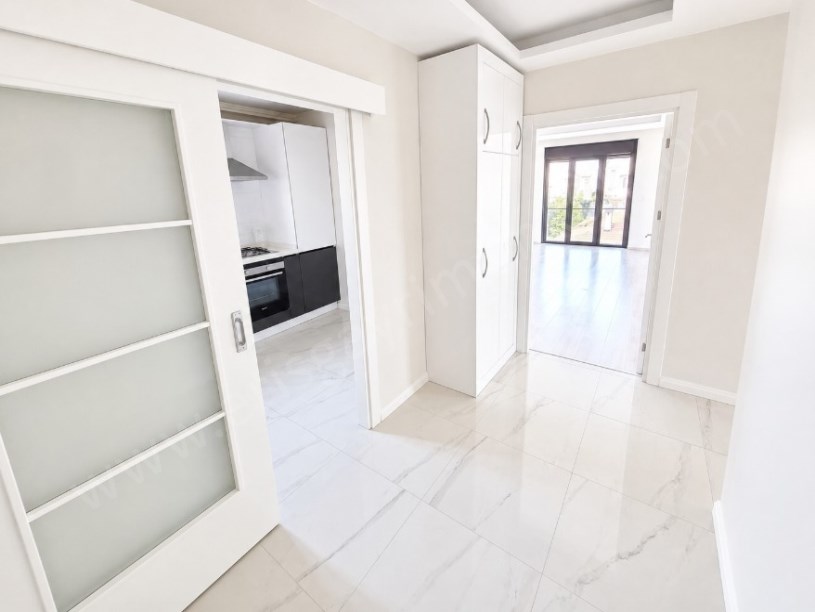 FIRSAT 3+1!!! KOZYATAĞINDA CADDE ÜZERİNDE 85 m² NET DAİRE
