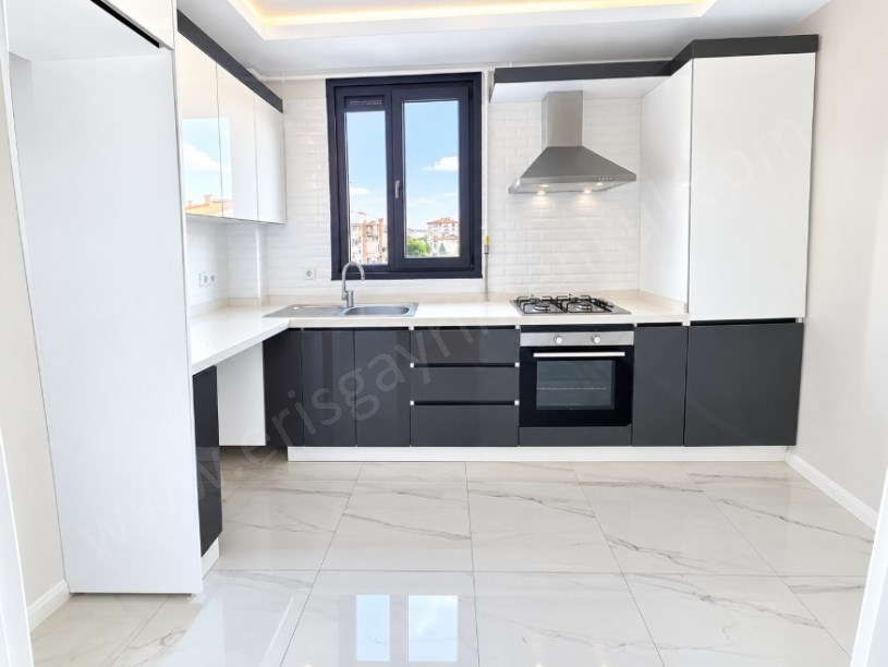 FIRSAT 3+1!!! KOZYATAĞINDA CADDE ÜZERİNDE 85 m² NET DAİRE