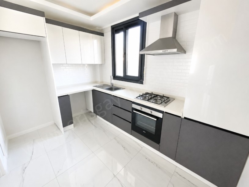 FIRSAT 3+1!!! KOZYATAĞINDA CADDE ÜZERİNDE 85 m² NET DAİRE