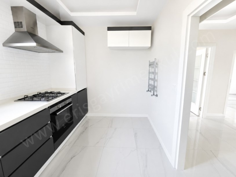 FIRSAT 3+1!!! KOZYATAĞINDA CADDE ÜZERİNDE 85 m² NET DAİRE