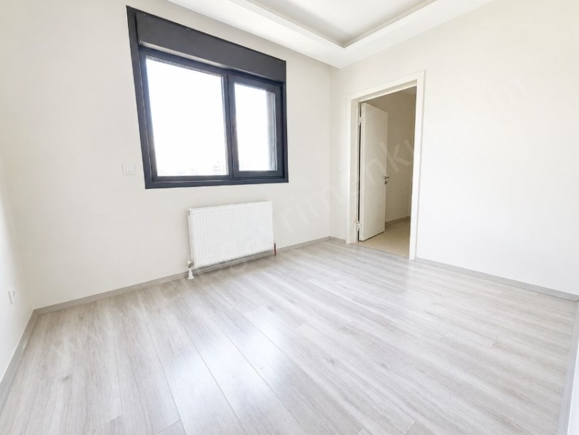 FIRSAT 3+1!!! KOZYATAĞINDA CADDE ÜZERİNDE 85 m² NET DAİRE