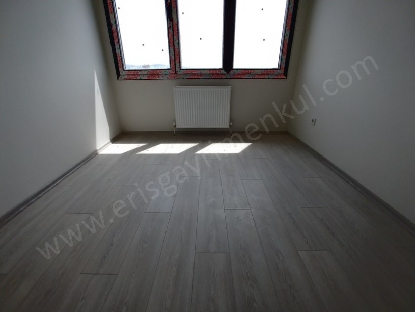 MİNİBÜS CAD. YAKINI HAVUZLU EBEVEYEN BANYOLU GÜNEY CEPHE BALKONLU 3+1 DAİRE