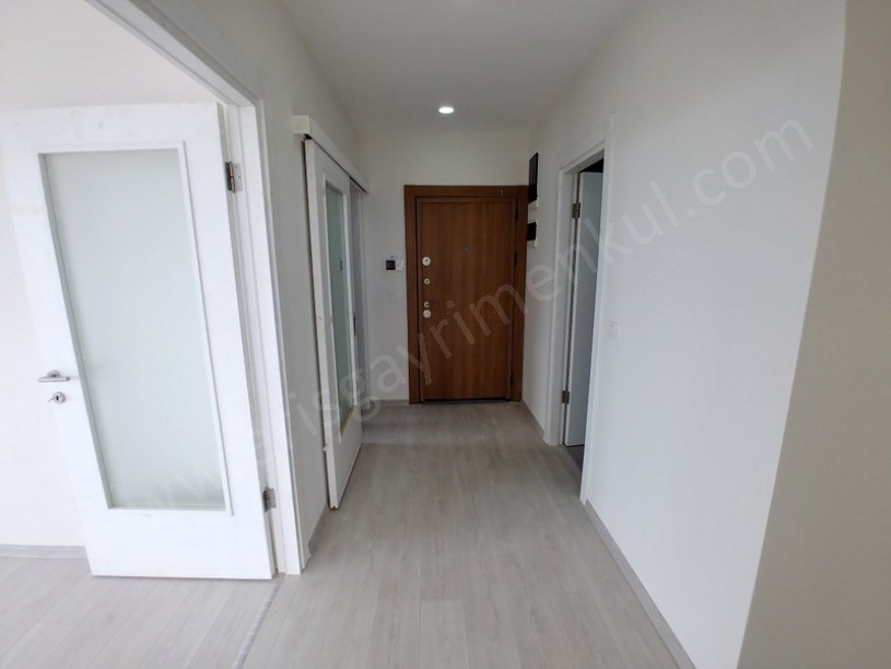 MİNİBÜS CAD. YAKINI HAVUZLU EBEVEYEN BANYOLU GÜNEY CEPHE BALKONLU 3+1 DAİRE
