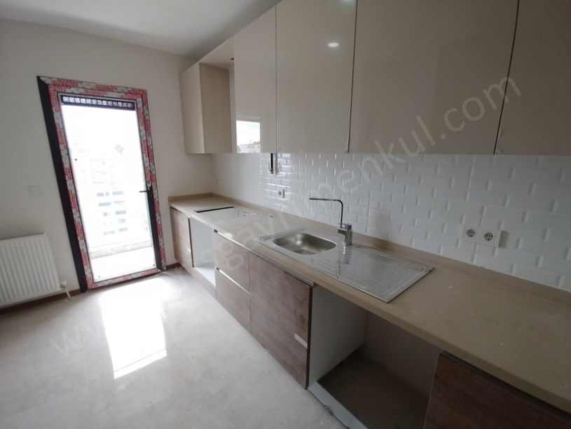 MİNİBÜS CAD. YAKINI HAVUZLU EBEVEYEN BANYOLU GÜNEY CEPHE BALKONLU 3+1 DAİRE