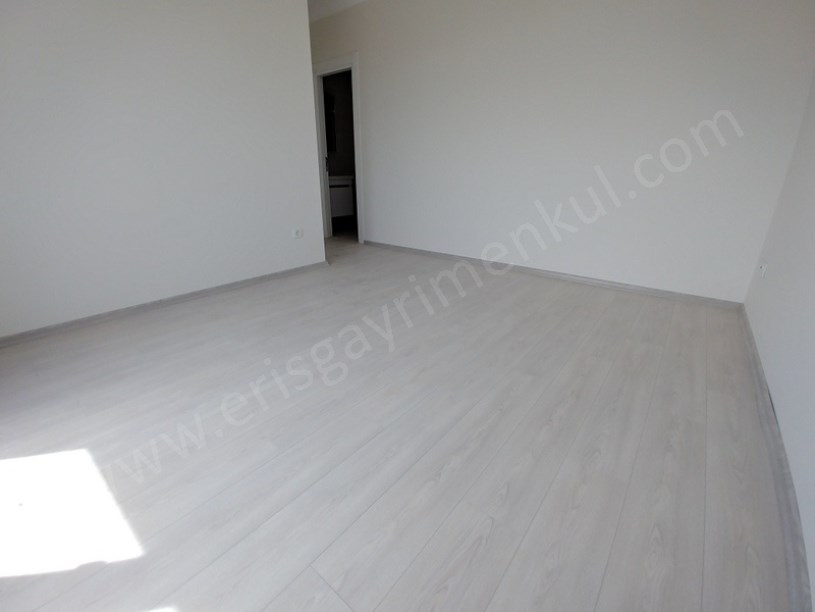 MİNİBÜS CAD. YAKINI HAVUZLU EBEVEYEN BANYOLU GÜNEY CEPHE BALKONLU 3+1 DAİRE