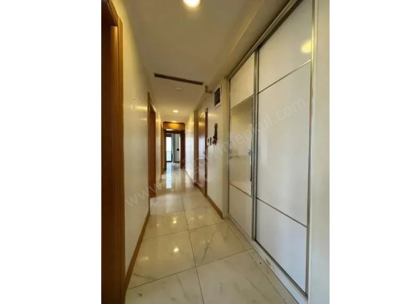 SUADİYE DE KOMBİLİ BALKONLU EBEVEYNLİ BOŞ 9 YAŞINDA 3+1 DAİRE