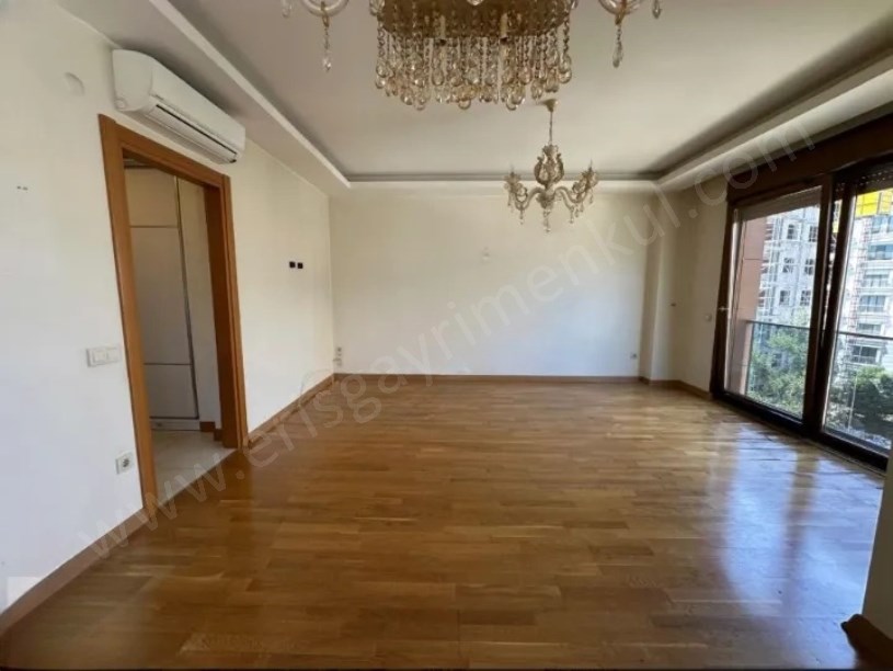 SUADİYE DE KOMBİLİ BALKONLU EBEVEYNLİ BOŞ 9 YAŞINDA 3+1 DAİRE