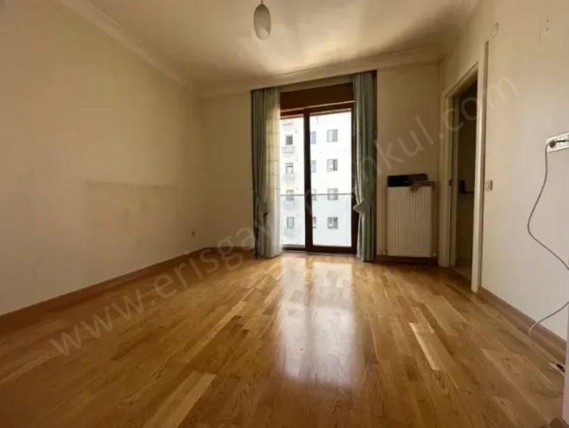 SUADİYE DE KOMBİLİ BALKONLU EBEVEYNLİ BOŞ 9 YAŞINDA 3+1 DAİRE