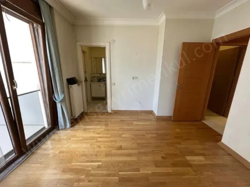 SUADİYE DE KOMBİLİ BALKONLU EBEVEYNLİ BOŞ 9 YAŞINDA 3+1 DAİRE