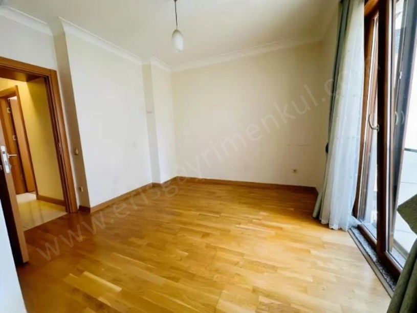 SUADİYE DE KOMBİLİ BALKONLU EBEVEYNLİ BOŞ 9 YAŞINDA 3+1 DAİRE