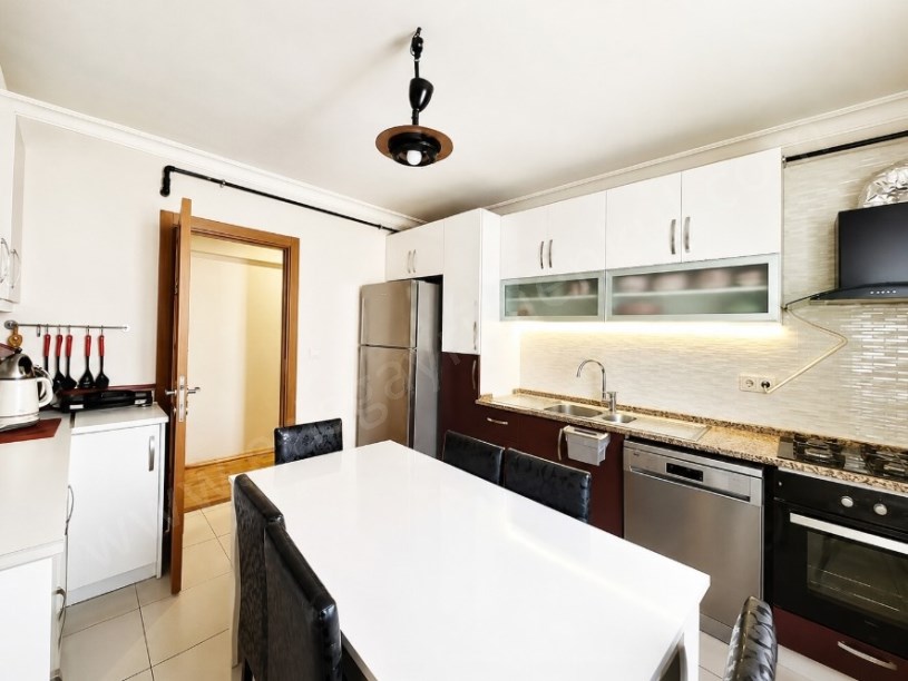 KADIKÖY ÜSKÜDAR ACIBADEMDE SATILIK 3+1 SİTE İÇİ FERAH BAKIMLI MUHTEŞEM DAİRE