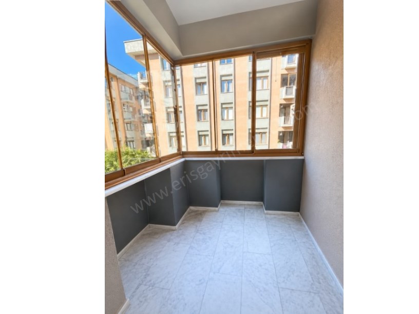 KADIKÖY ÜSKÜDAR ACIBADEM SİTE ÖZELLİKLİ MASRAFSIZ GENİŞ BAKIMLI BOŞ DAİRE