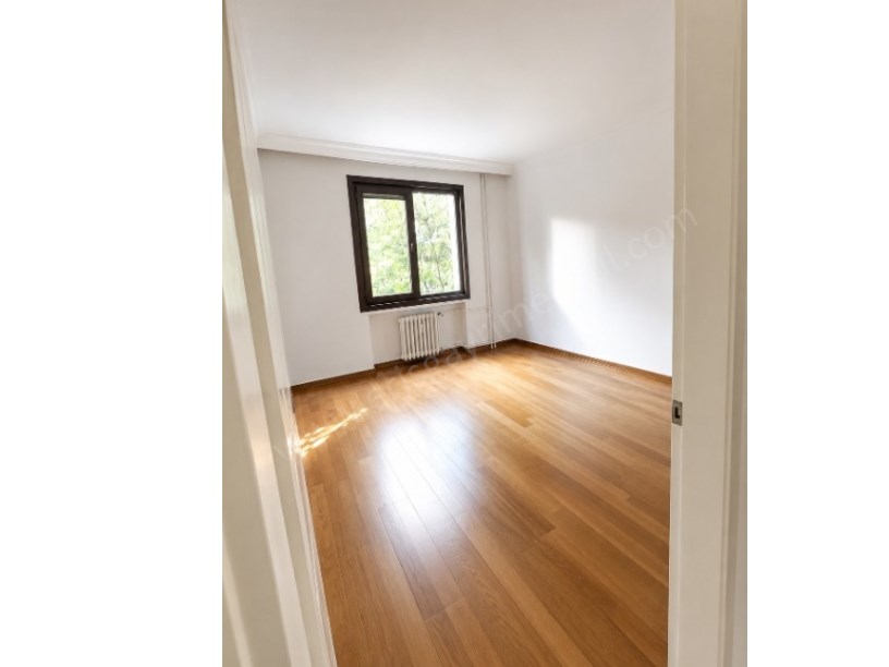 KADIKÖY ÜSKÜDAR ACIBADEM SİTE ÖZELLİKLİ MASRAFSIZ GENİŞ BAKIMLI BOŞ DAİRE
