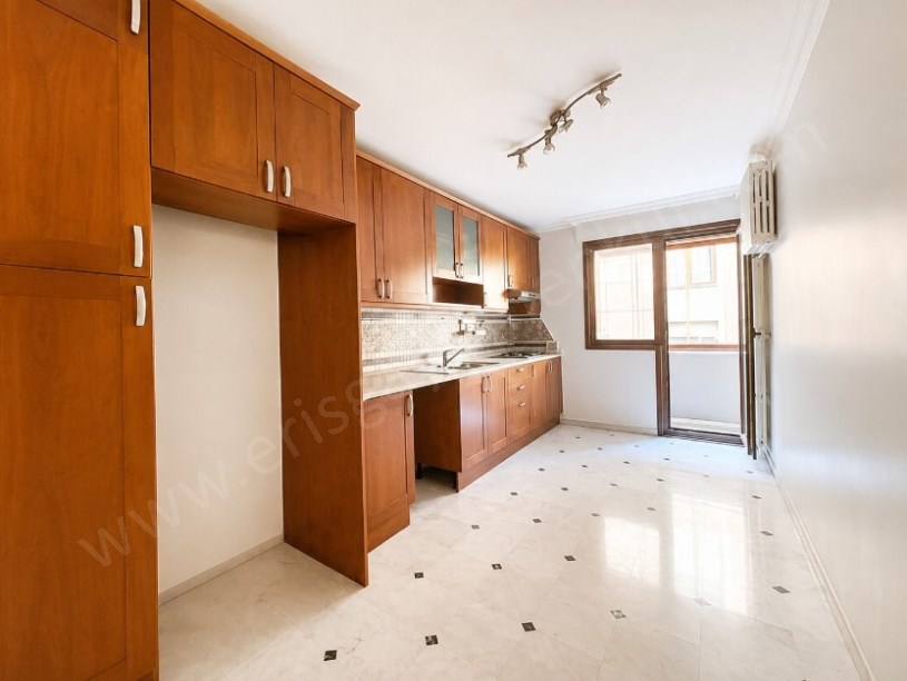 KADIKÖY ÜSKÜDAR ACIBADEM SİTE ÖZELLİKLİ MASRAFSIZ GENİŞ BAKIMLI BOŞ DAİRE