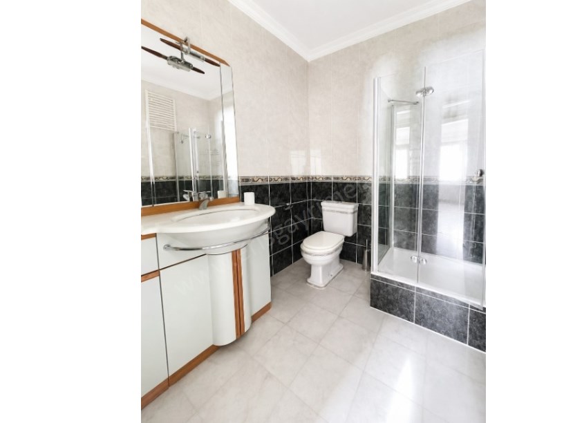KADIKÖY ÜSKÜDAR ACIBADEM SİTE ÖZELLİKLİ MASRAFSIZ GENİŞ BAKIMLI BOŞ DAİRE