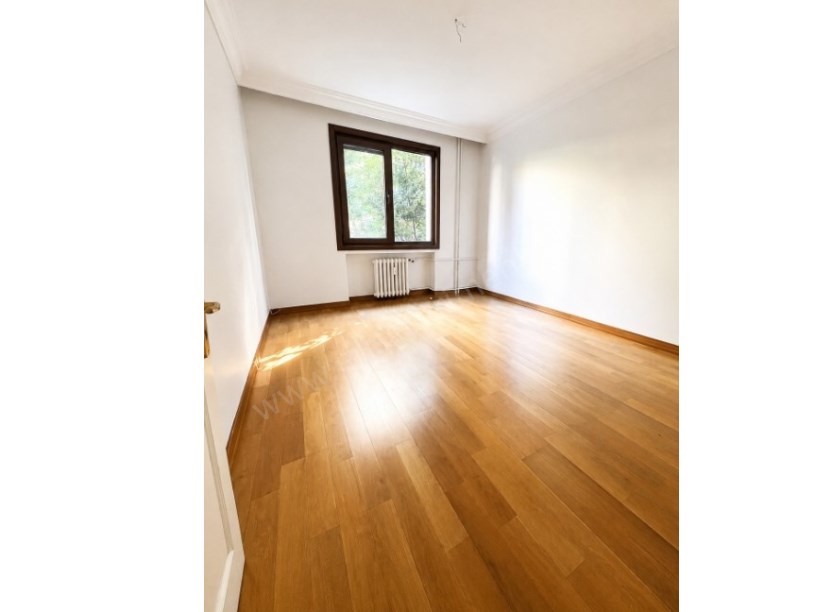 KADIKÖY ÜSKÜDAR ACIBADEM SİTE ÖZELLİKLİ MASRAFSIZ GENİŞ BAKIMLI BOŞ DAİRE
