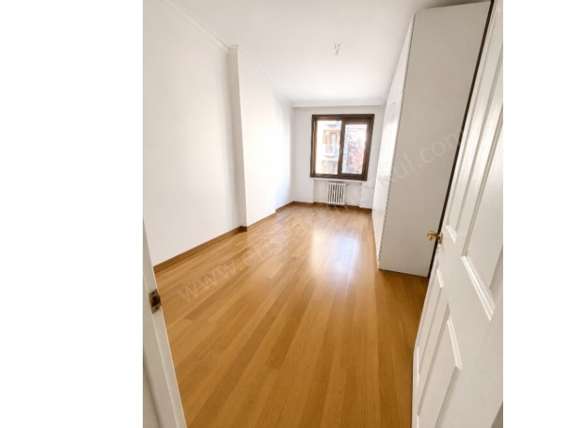 KADIKÖY ÜSKÜDAR ACIBADEM SİTE ÖZELLİKLİ MASRAFSIZ GENİŞ BAKIMLI BOŞ DAİRE