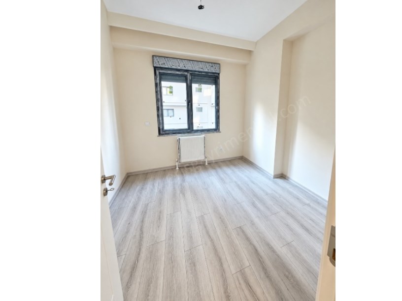SUADİYE CADDEYE YÜRÜME MESAFESİNDE EBEVEYN BANYPOLU  BALKONLU İSKANLI SATILIK DAİRE 2+1