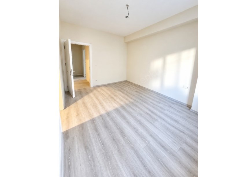 SUADİYE CADDEYE YÜRÜME MESAFESİNDE EBEVEYN BANYPOLU  BALKONLU İSKANLI SATILIK DAİRE 2+1