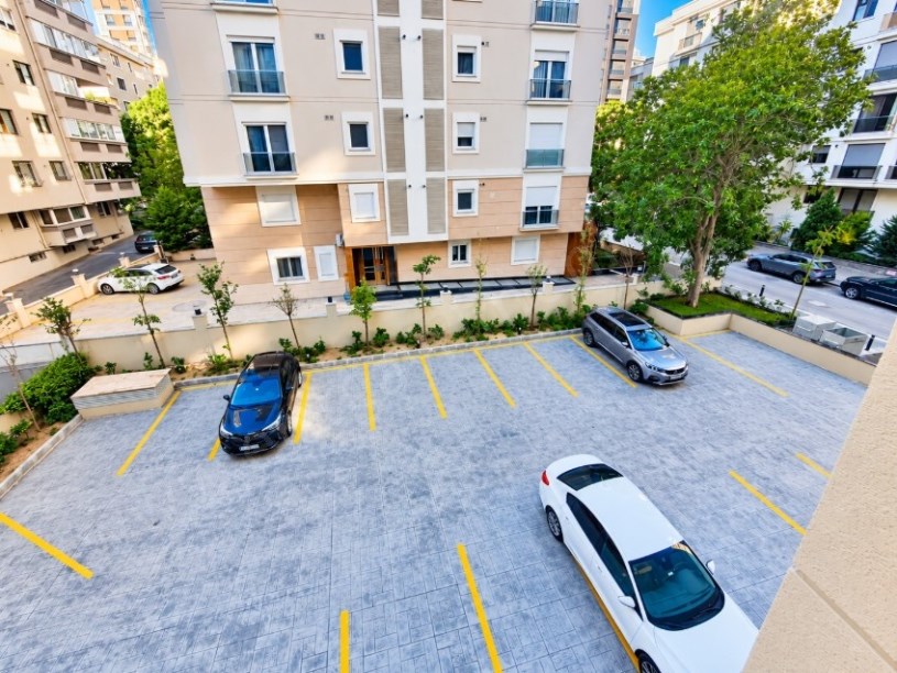 SUADİYE CADDEYE YÜRÜME MESAFESİNDE EBEVEYN BANYPOLU  BALKONLU İSKANLI SATILIK DAİRE 2+1