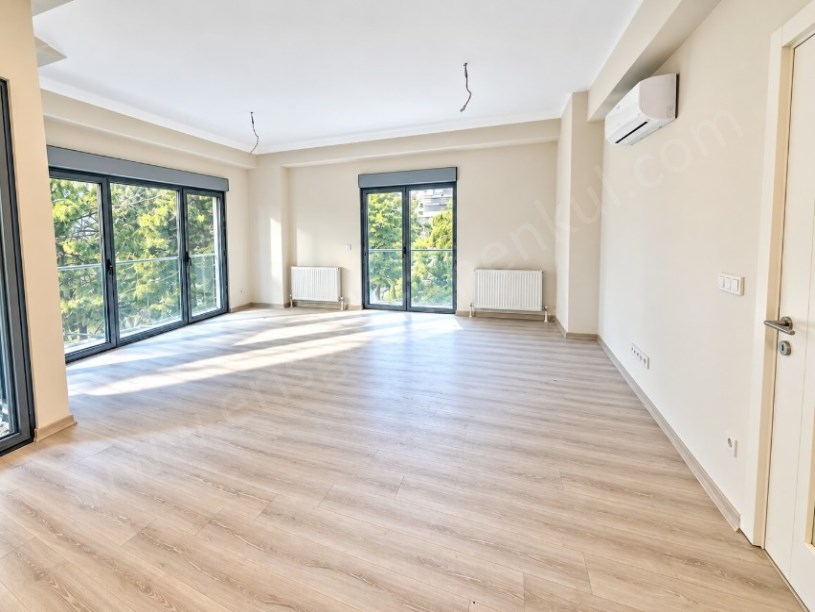 SUADİYE CADDEYE YÜRÜME MESAFESİNDE EBEVEYN BANYPOLU  BALKONLU İSKANLI SATILIK DAİRE 2+1