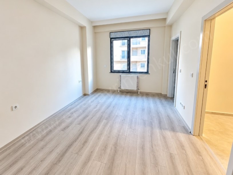SUADİYE CADDEYE YÜRÜME MESAFESİNDE EBEVEYN BANYPOLU  BALKONLU İSKANLI SATILIK DAİRE 2+1