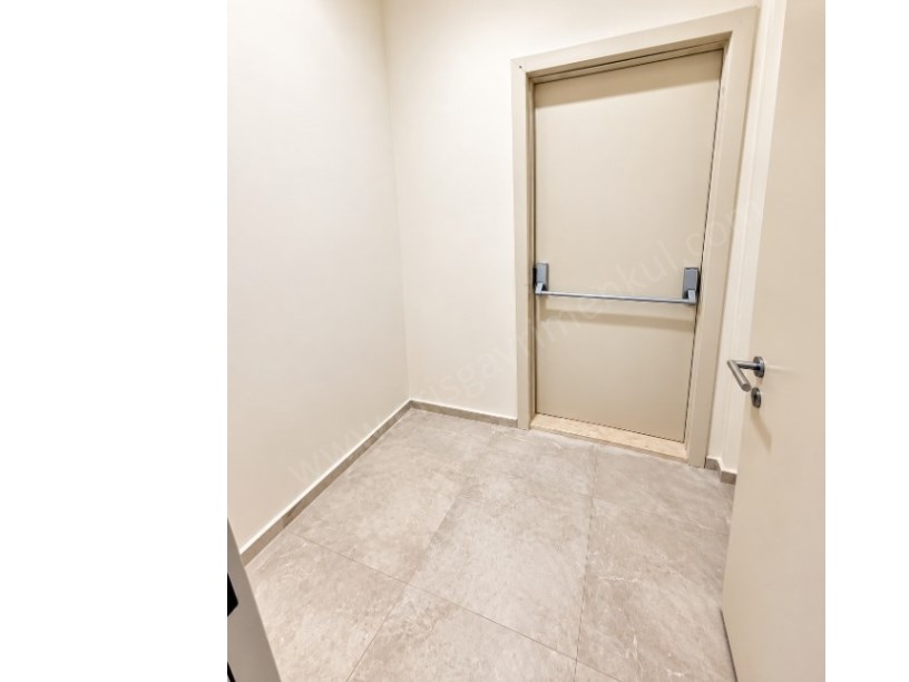 SUADİYE CADDEYE YÜRÜME MESAFESİNDE EBEVEYN BANYPOLU  BALKONLU İSKANLI SATILIK DAİRE 2+1