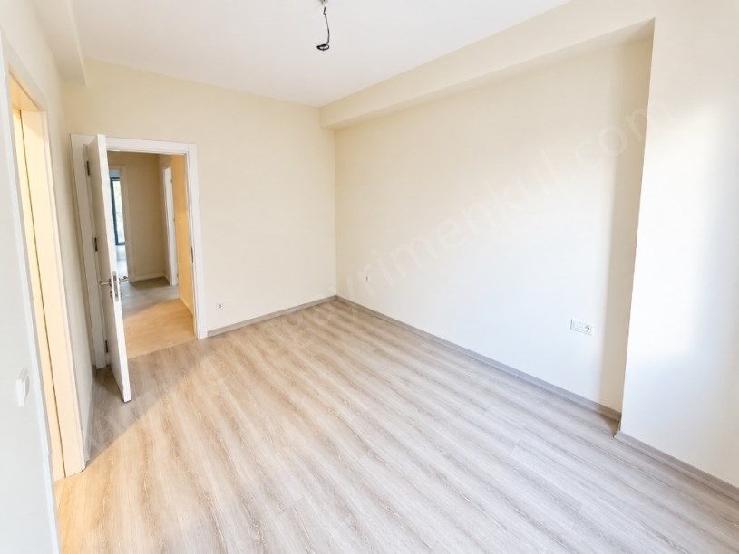 SUADİYE CADDEYE YÜRÜME MESAFESİNDE EBEVEYN BANYPOLU  BALKONLU İSKANLI SATILIK DAİRE 2+1
