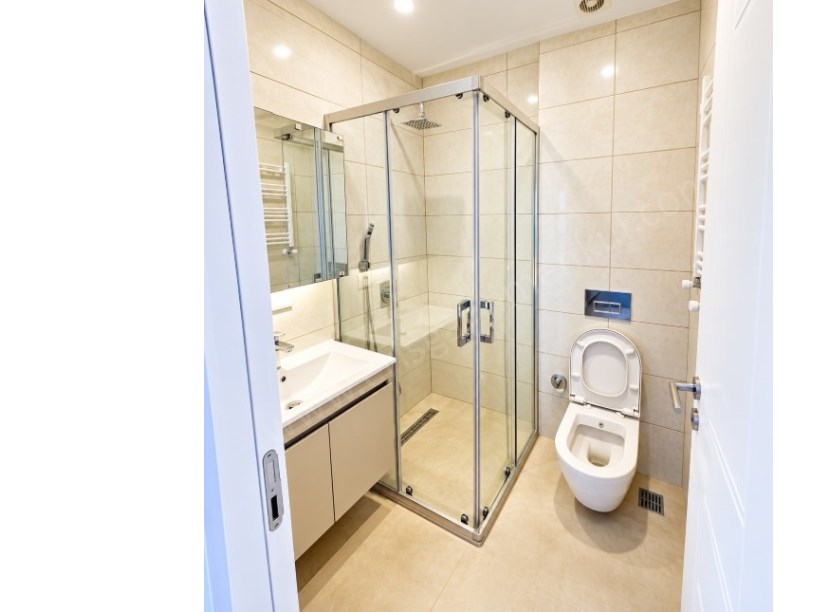 SUADİYE CADDEYE YÜRÜME MESAFESİNDE EBEVEYN BANYPOLU  BALKONLU İSKANLI SATILIK DAİRE 2+1