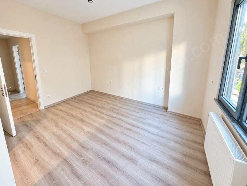 SUADİYE CADDEYE YÜRÜME MESAFESİNDE EBEVEYN BANYPOLU  BALKONLU İSKANLI SATILIK DAİRE 2+1
