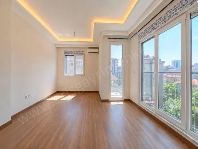 Bostancı da E 5 Minibüs cad. Arası Sıfır Binada 60 m2 Net 2+1 Balkonlu Daire