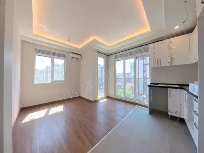 Bostancı da E 5 Minibüs cad. Arası Sıfır Binada 60 m2 Net 2+1 Balkonlu Daire