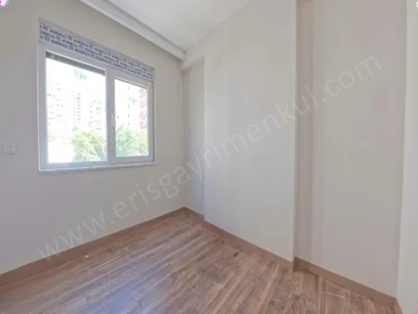 Bostancı da E 5 Minibüs cad. Arası Sıfır Binada 60 m2 Net 2+1 Balkonlu Daire