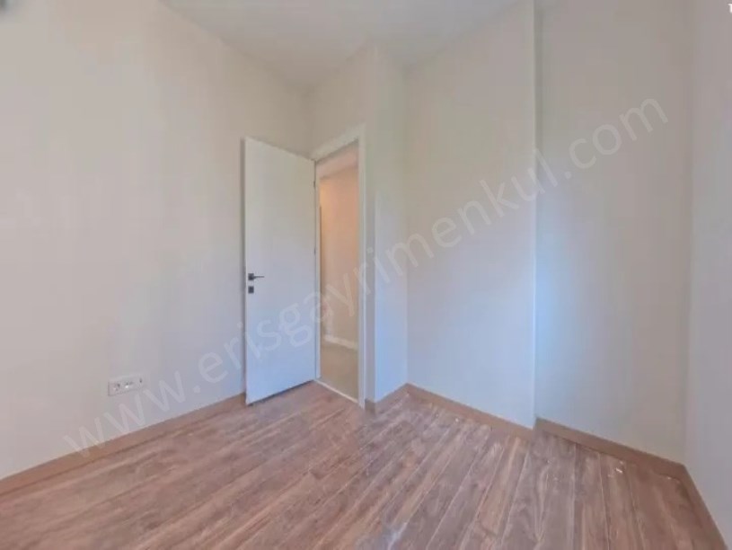 Bostancı da E 5 Minibüs cad. Arası Sıfır Binada 60 m2 Net 2+1 Balkonlu Daire
