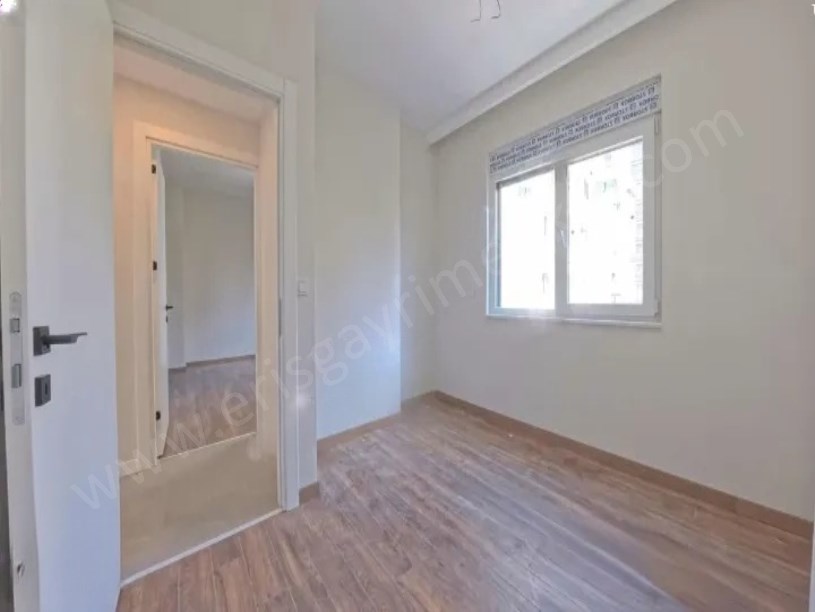 Bostancı da E 5 Minibüs cad. Arası Sıfır Binada 60 m2 Net 2+1 Balkonlu Daire