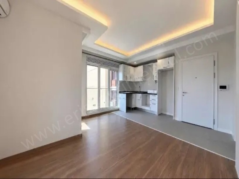Bostancı da E 5 Minibüs cad. Arası Sıfır Binada 60 m2 Net 2+1 Balkonlu Daire