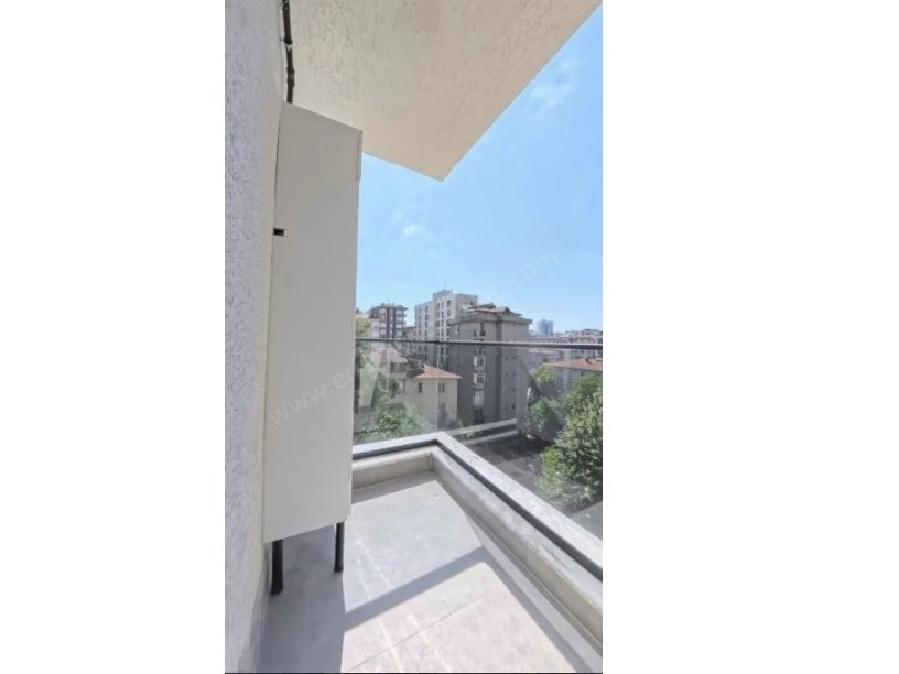 Bostancı da E 5 Minibüs cad. Arası Sıfır Binada 60 m2 Net 2+1 Balkonlu Daire