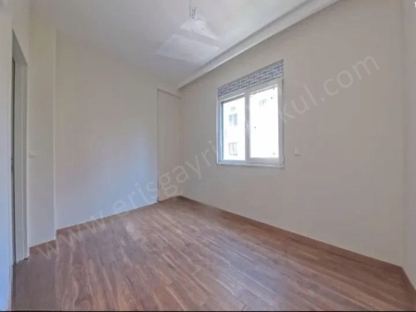 Bostancı da E 5 Minibüs cad. Arası Sıfır Binada 60 m2 Net 2+1 Balkonlu Daire