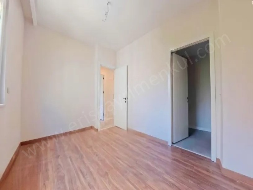 Bostancı da E 5 Minibüs cad. Arası Sıfır Binada 60 m2 Net 2+1 Balkonlu Daire