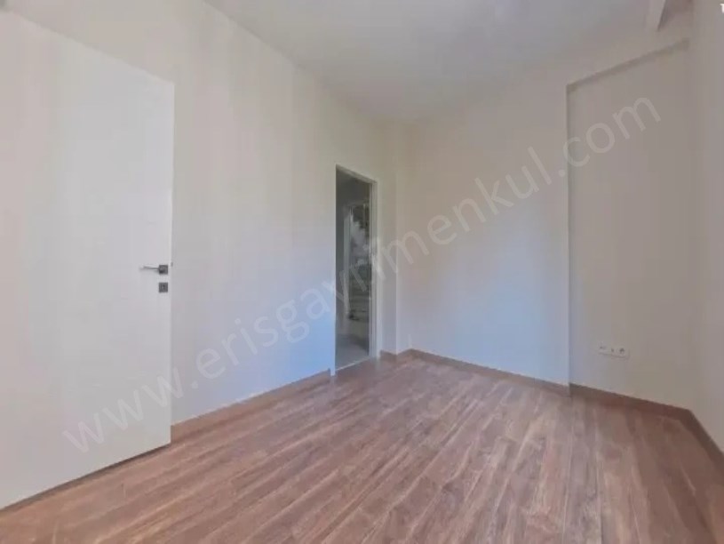 Bostancı da E 5 Minibüs cad. Arası Sıfır Binada 60 m2 Net 2+1 Balkonlu Daire