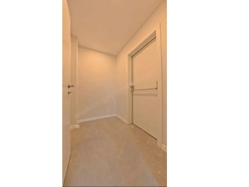 Bostancı da E 5 Minibüs cad. Arası Sıfır Binada 60 m2 Net 2+1 Balkonlu Daire