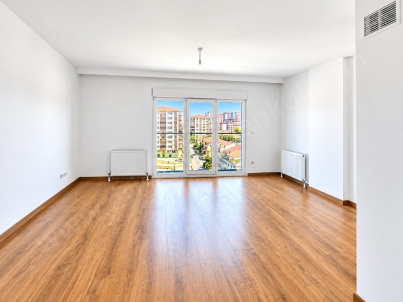 SUADİYE EMİN ALİ PAŞA CAD.SIFIR BİNADA BALKONLU 2+1 DAİRE