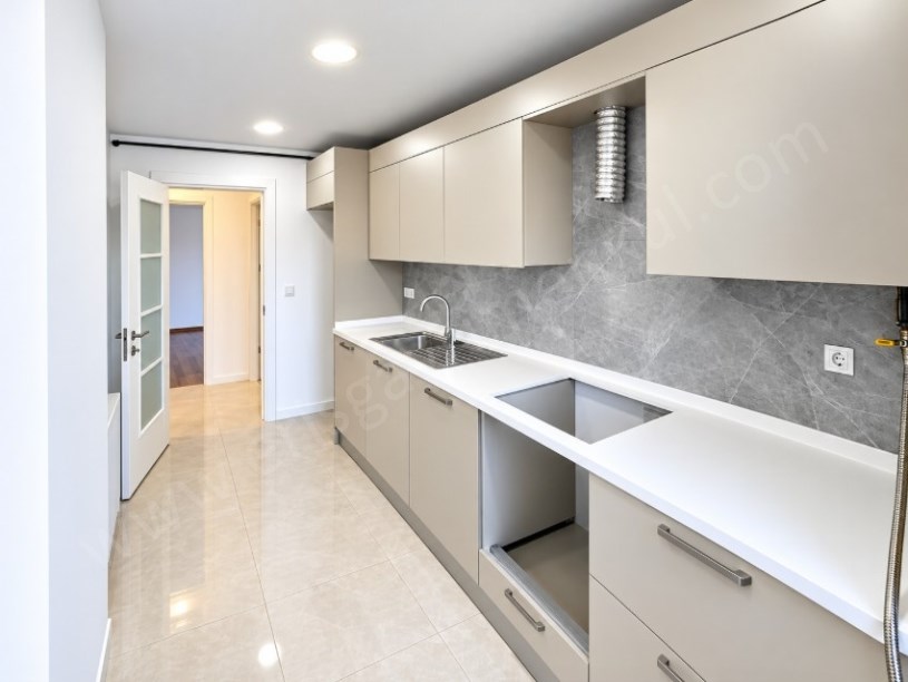SUADİYE EMİN ALİ PAŞA CAD.SIFIR BİNADA BALKONLU 2+1 DAİRE