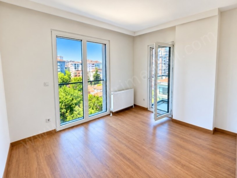 SUADİYE EMİN ALİ PAŞA CAD.SIFIR BİNADA BALKONLU 2+1 DAİRE