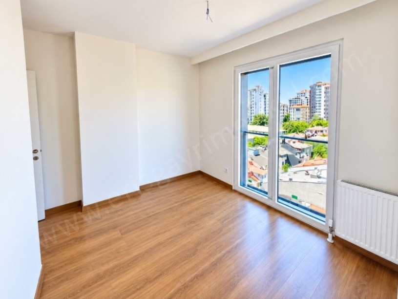 SUADİYE EMİN ALİ PAŞA CAD.SIFIR BİNADA BALKONLU 2+1 DAİRE