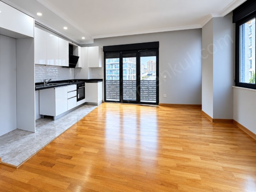 BOSTANCI SAFİR SİTESİNDE EBEVEYN BANYOLU BALKONLU  2+1 SATILIK DAİRE