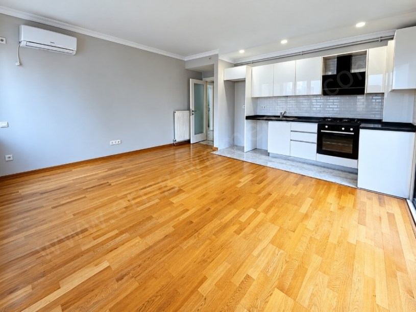BOSTANCI SAFİR SİTESİNDE EBEVEYN BANYOLU BALKONLU  2+1 SATILIK DAİRE