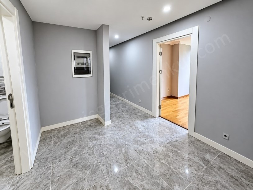 BOSTANCI SAFİR SİTESİNDE EBEVEYN BANYOLU BALKONLU  2+1 SATILIK DAİRE